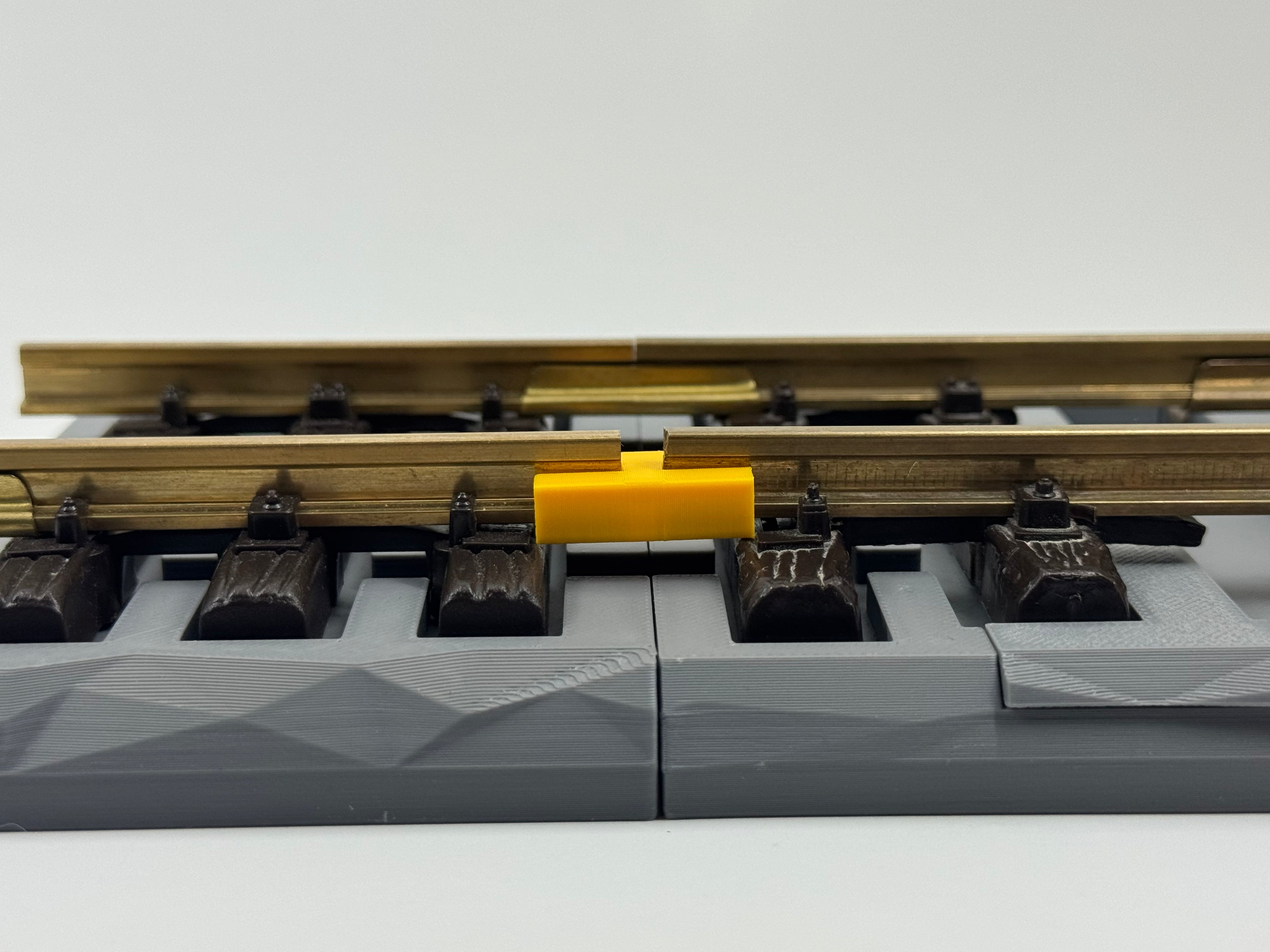 Track power Isolators (yellow) 4pk.